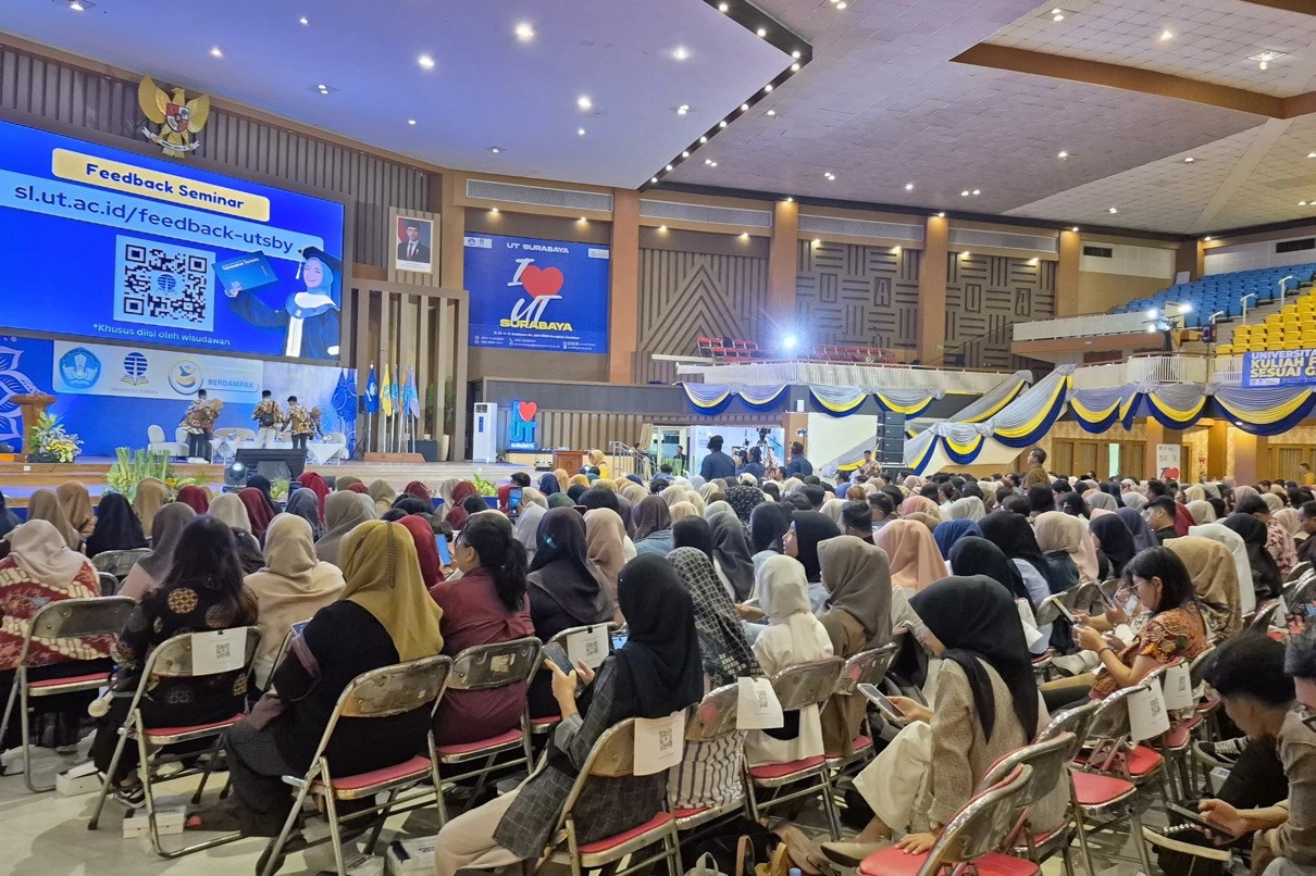 UT Surabaya Bekali 1.065 Calon Wisudawan dengan Literasi Data untuk Hadapi Dunia Kerja