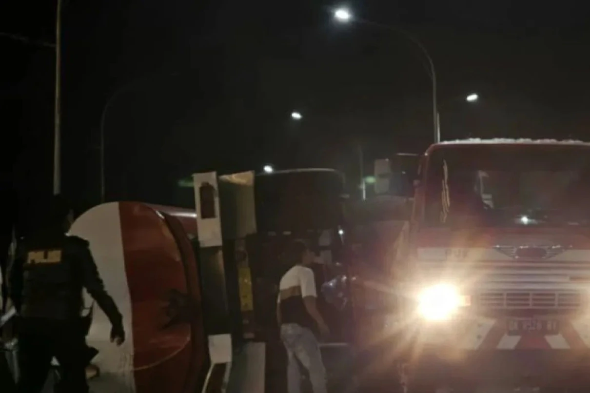 Truk Bermuatan Tetes Tebu Terguling di Fly Over Malang, 4 Orang Terluka