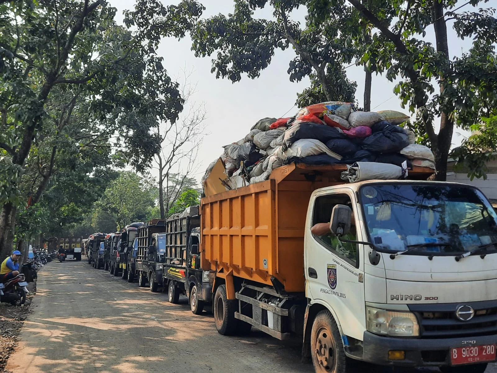 DLHK Depok Kerahkan 4 Armada untuk Mengangkut Sampah di TPS Liar Jalan Raya Bogor