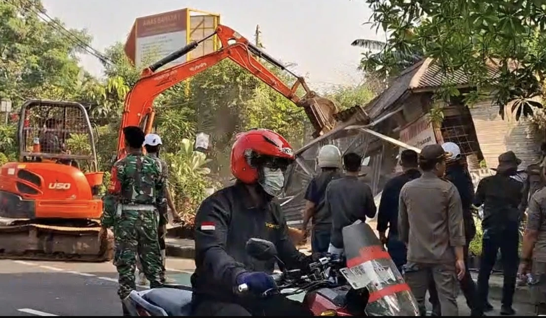 Gunakan Alat Berat, Satpol PP Depok Bongkar Puluhan Bangunan Liar di Juanda