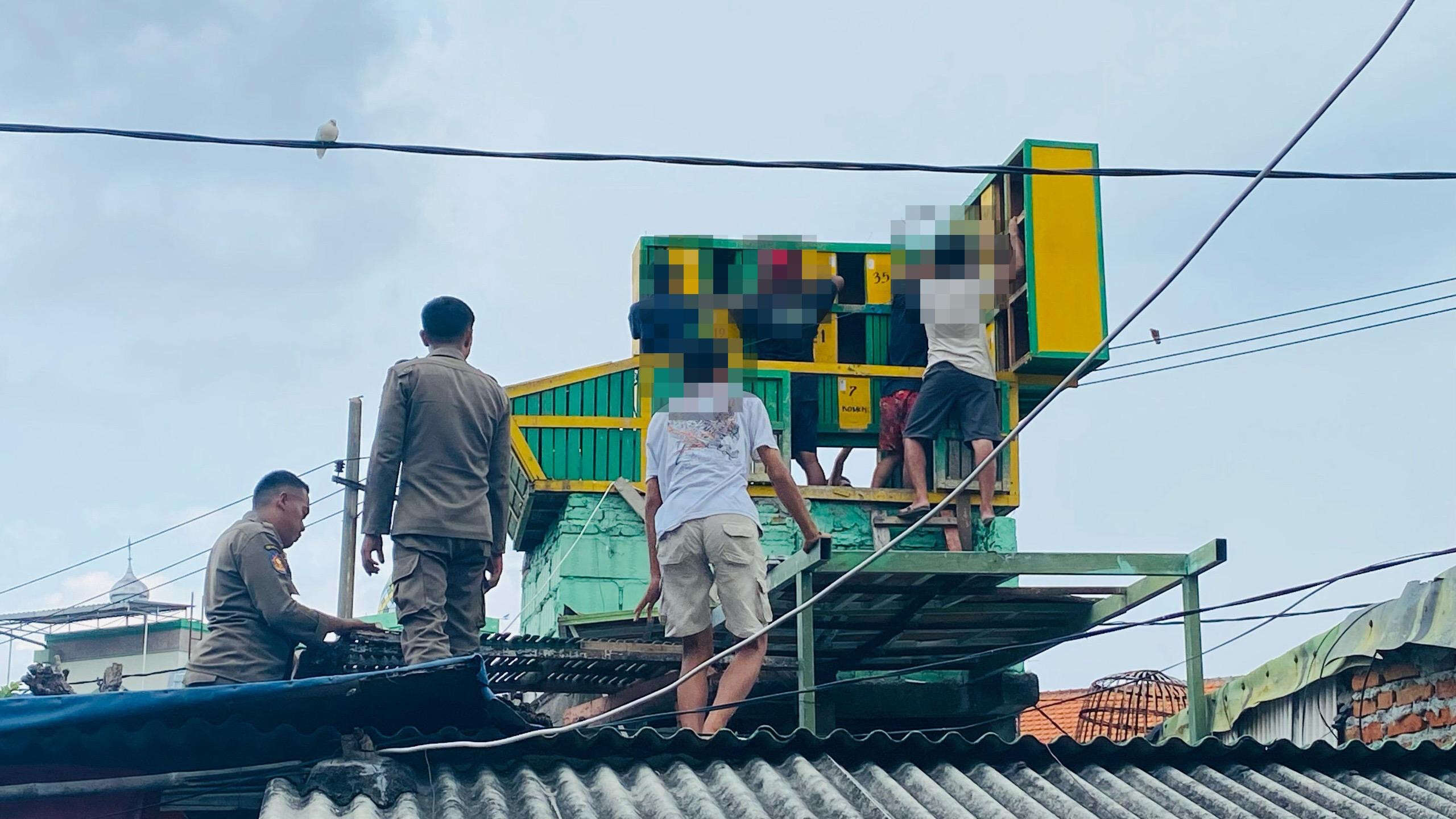 Satpol PP Bongkar 7 Pagupon di Gubeng Masjid yang Diduga Digunakan Berjudi