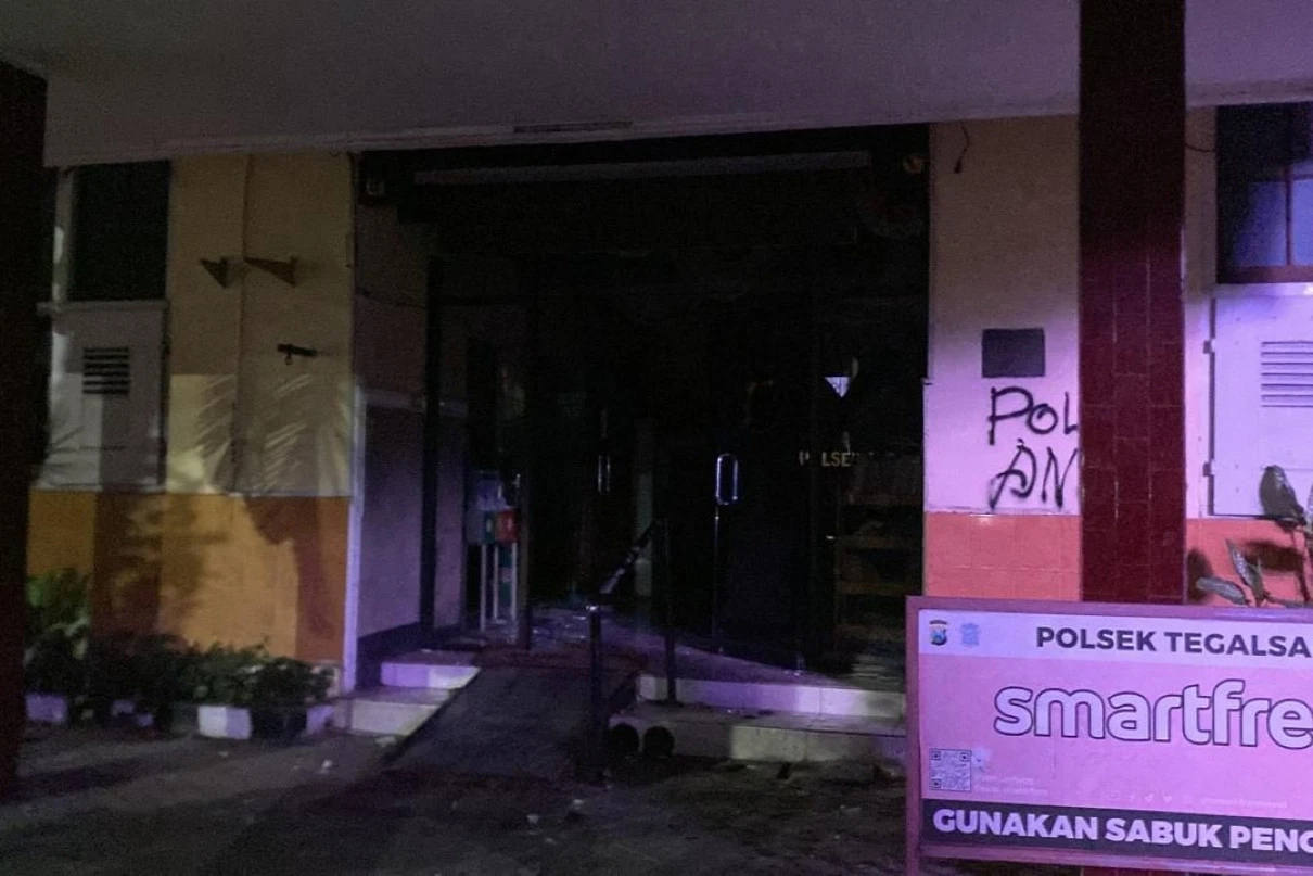 Polsek Tegalsari Jadi Sasaran Amukan Massa Aksi, Sejumlah Fasilitas Rusak