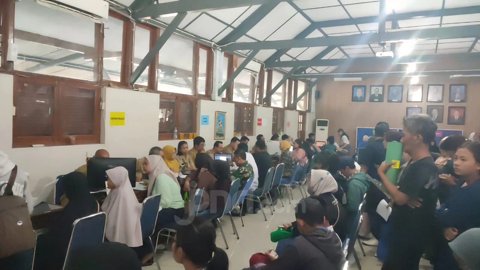 Data Tak Muncul di Sistem, Wali Murid Serbu Posko SPMB Kota Semarang