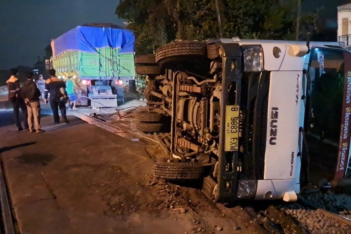 Truk Terguling di Perlintasan Kereta Lamongan, Tujuh KA Alami Keterlambatan