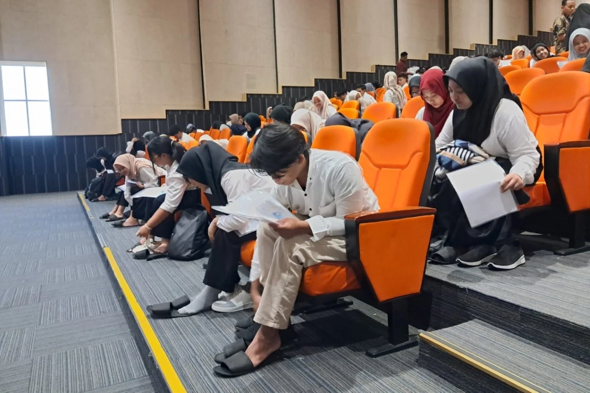 Cegah Kecurangan, Unair Wajibkan Peserta UTBK Ganti Alas Kaki Sebelum Ujian
