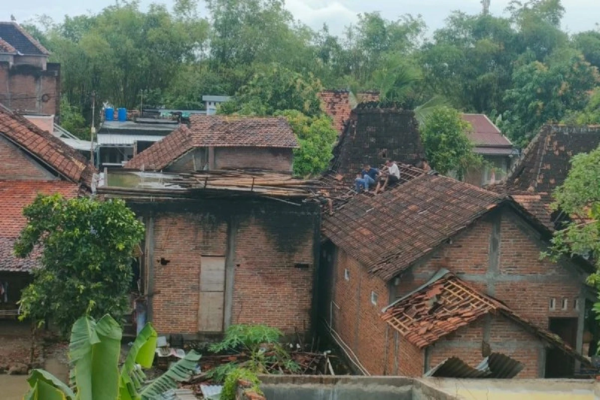 Diterjang Angin Kencang, Puluhan Rumah di Kudus Rusak
