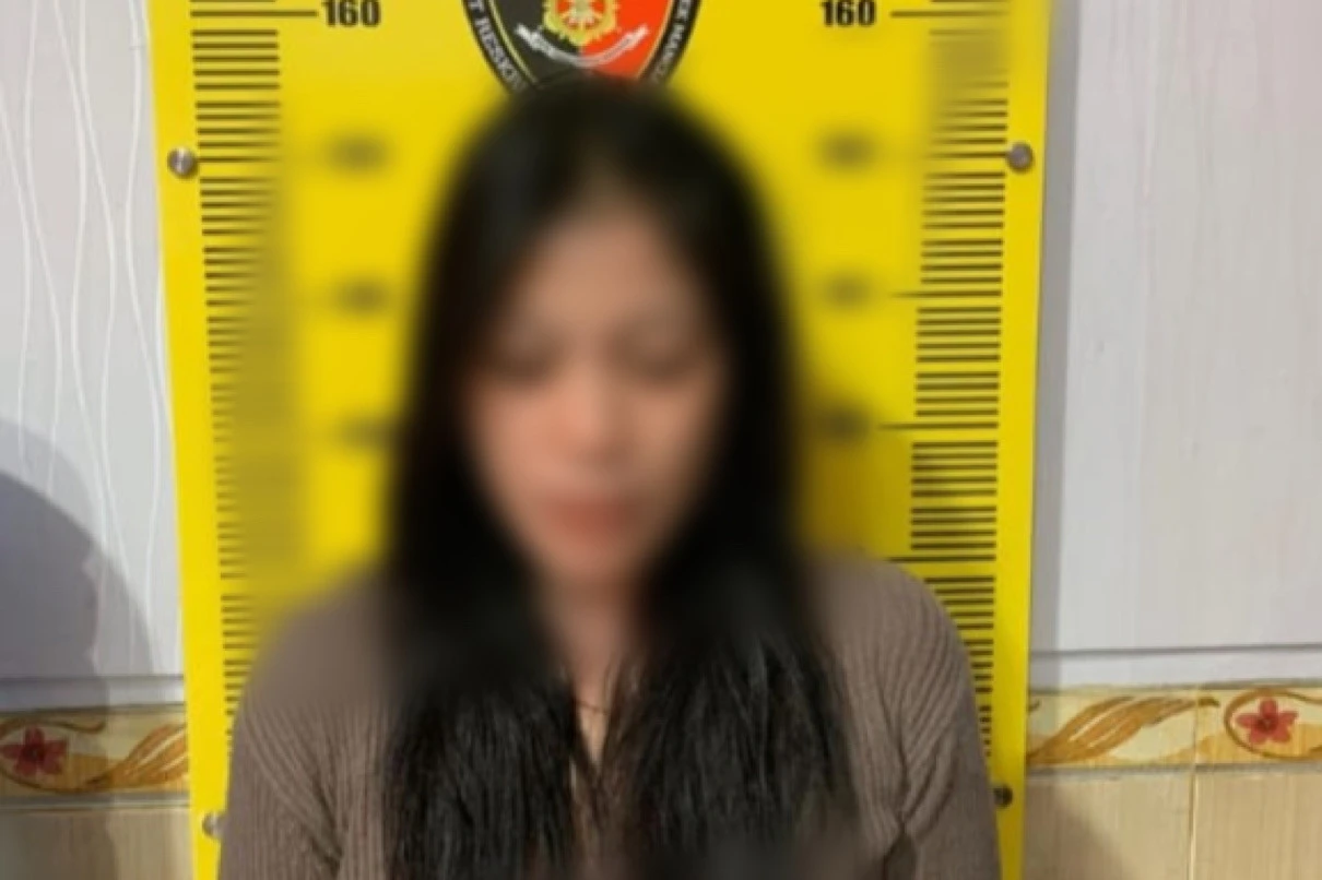 Digerebek Polisi, Istri di Gresik Ditinggal Kabur Suami Saat Pesta Sabu-Sabu di Indekos