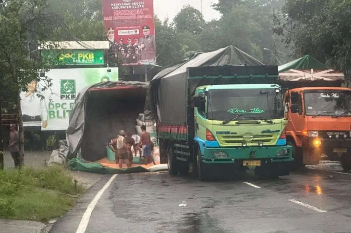 Truk Gandeng Terguling di Blitar, Isi Muatan Jagung Berhamburan di Jalanan