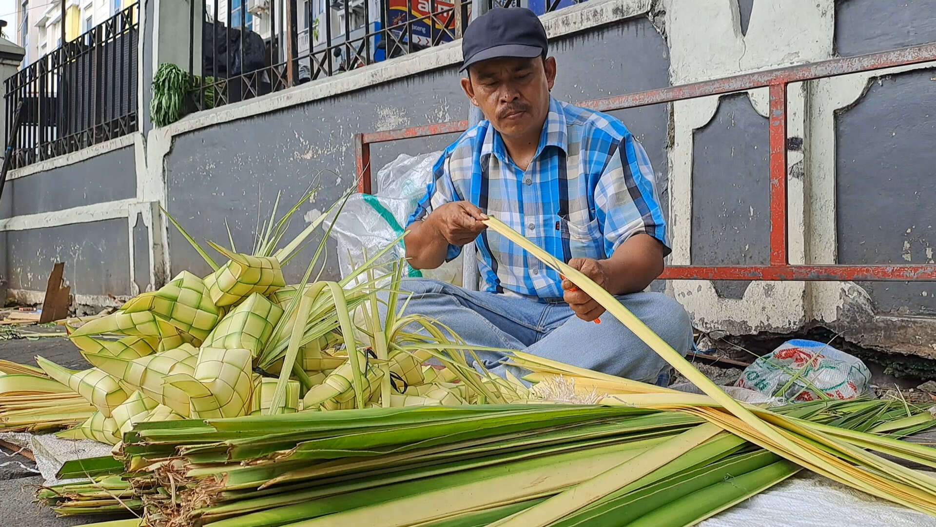 Tak Hanya Idulfitri, Warga Semarang Tetap Santap Ketupat Saat Iduladha