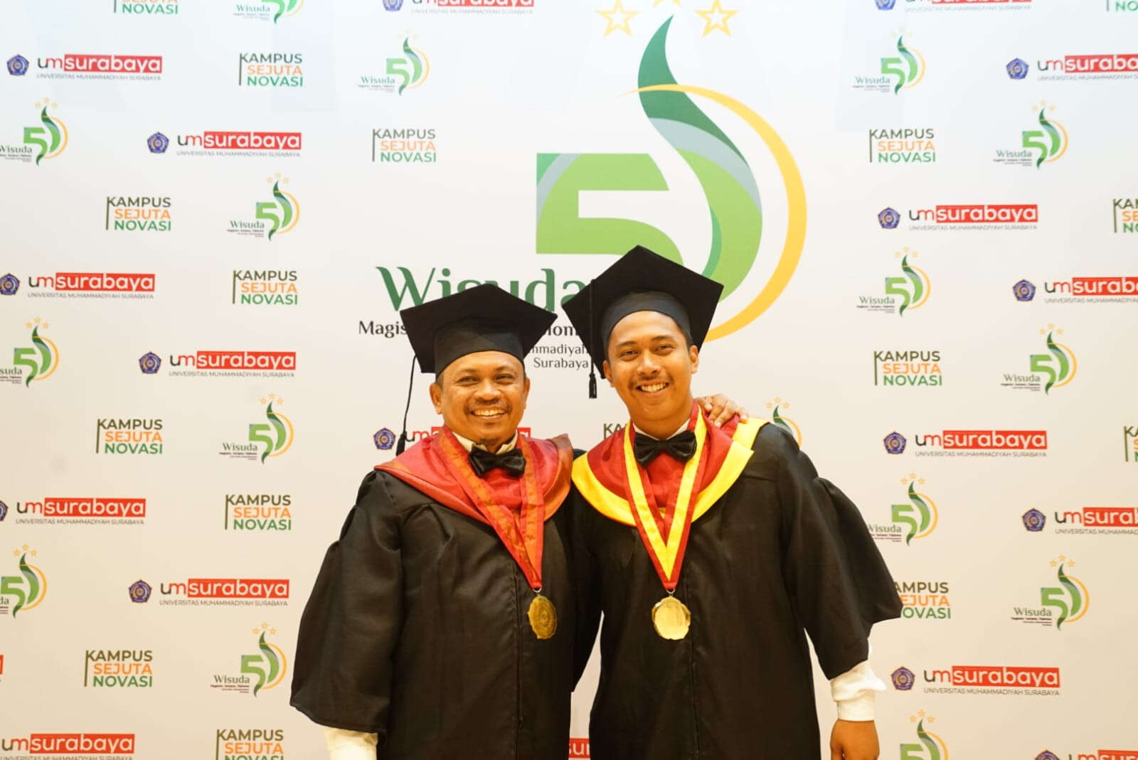 Kisah Inspiratif Ayah & Anak Wisuda Bareng di UM Surabaya