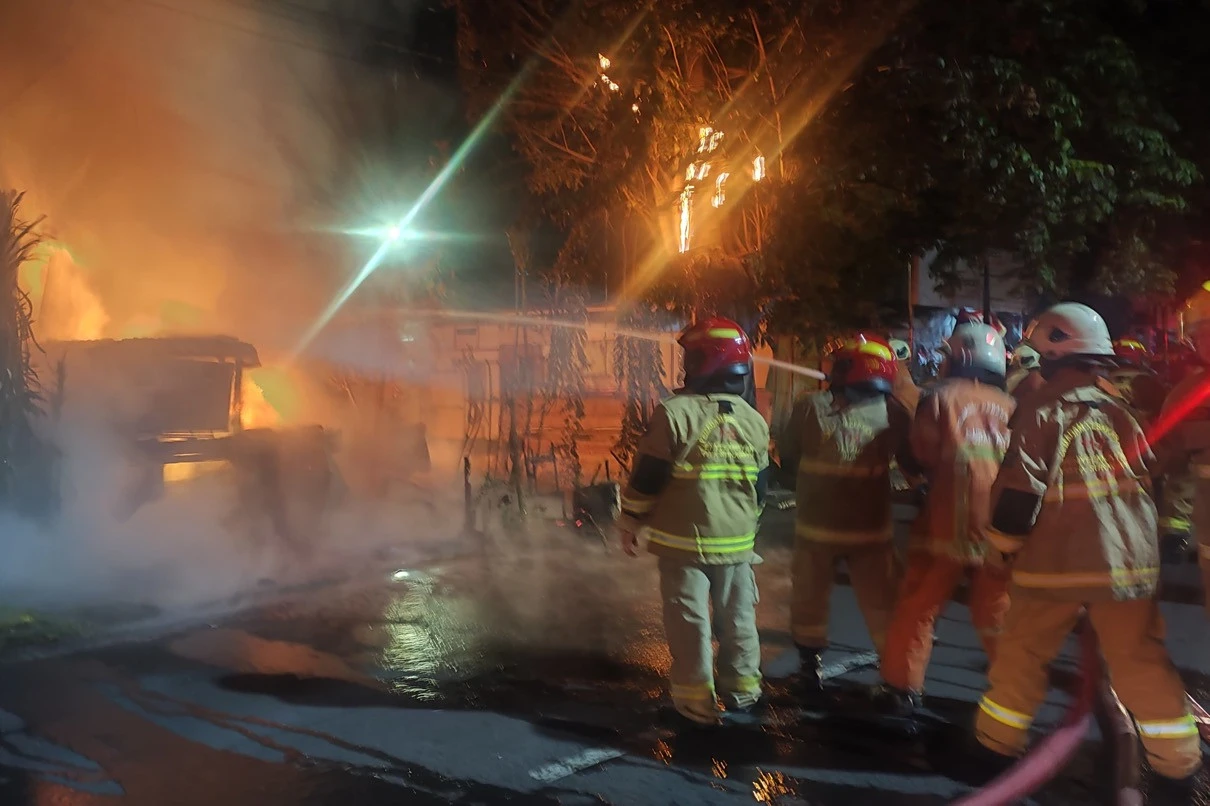 Kebakaran Bengkel Oli di Sawahan Surabaya, Warga Sempat Dengar Ledakan