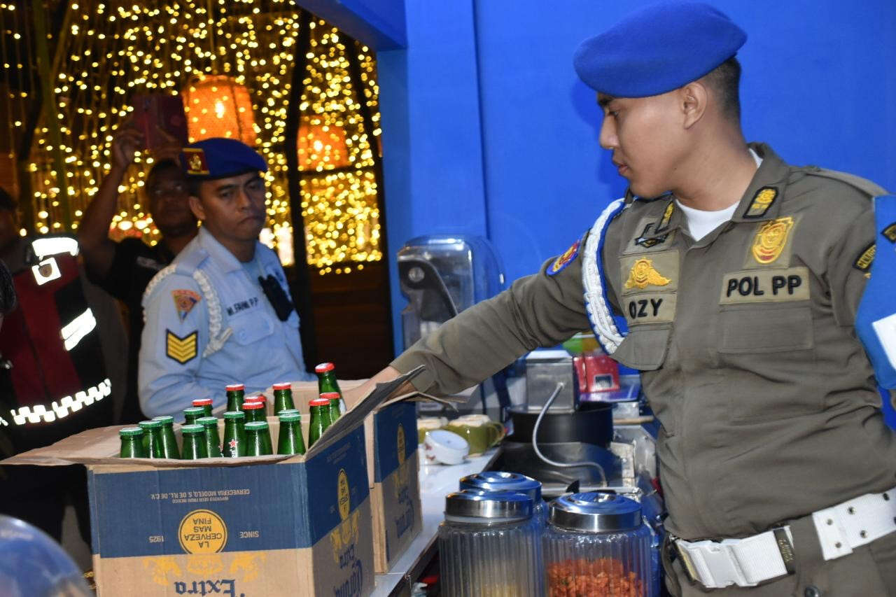 Satpol PP Surabaya Sita 76 Botol Miras yang Dijual Saat Ramadan