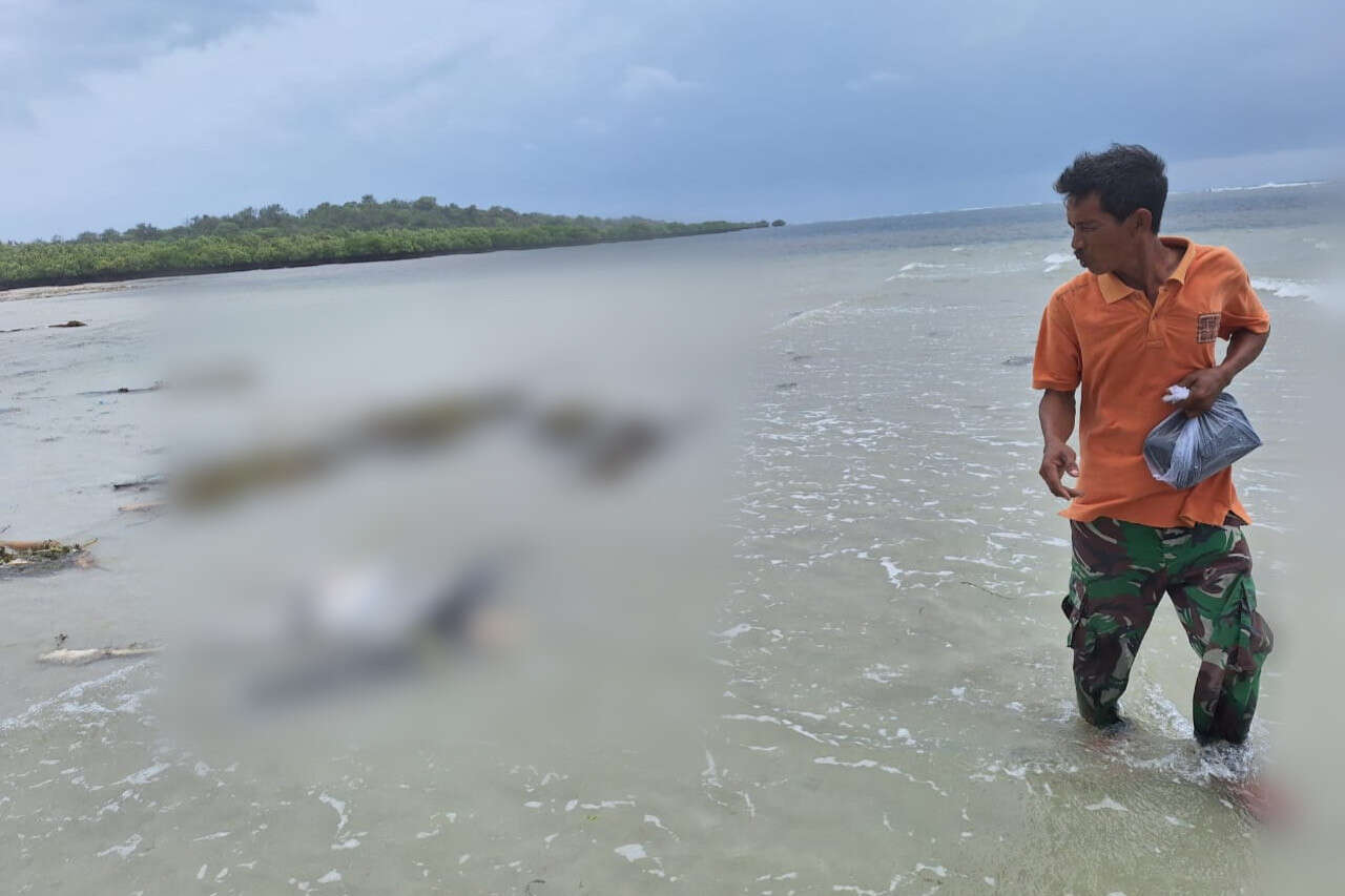 Geger Mayat Pria Mengapung di Pinggir Pantai Sumenep, Kondisinya Mengenaskan