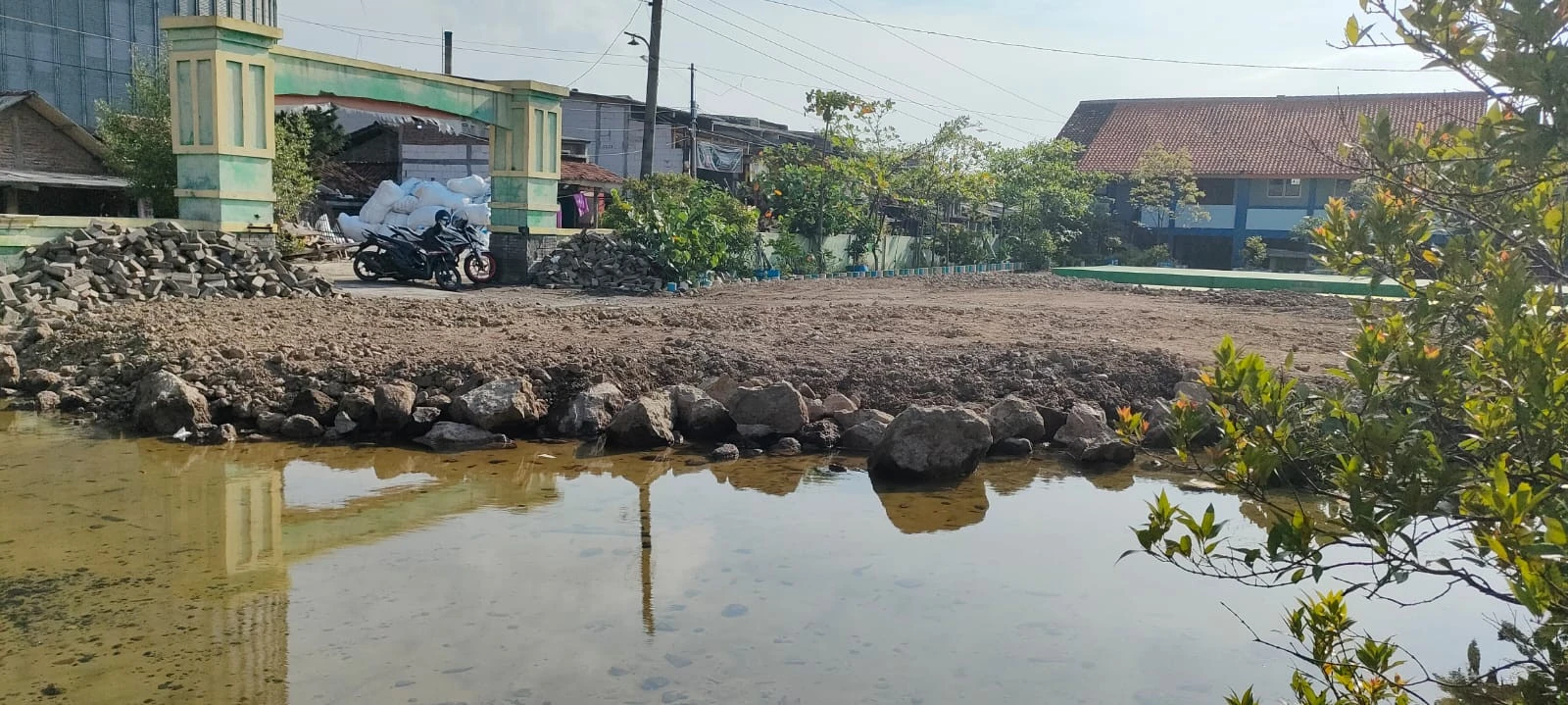 SDN Sriwulan 1 Sayung Terdampak Rob, ESDM Jateng Salurkan Bantuan Urugan