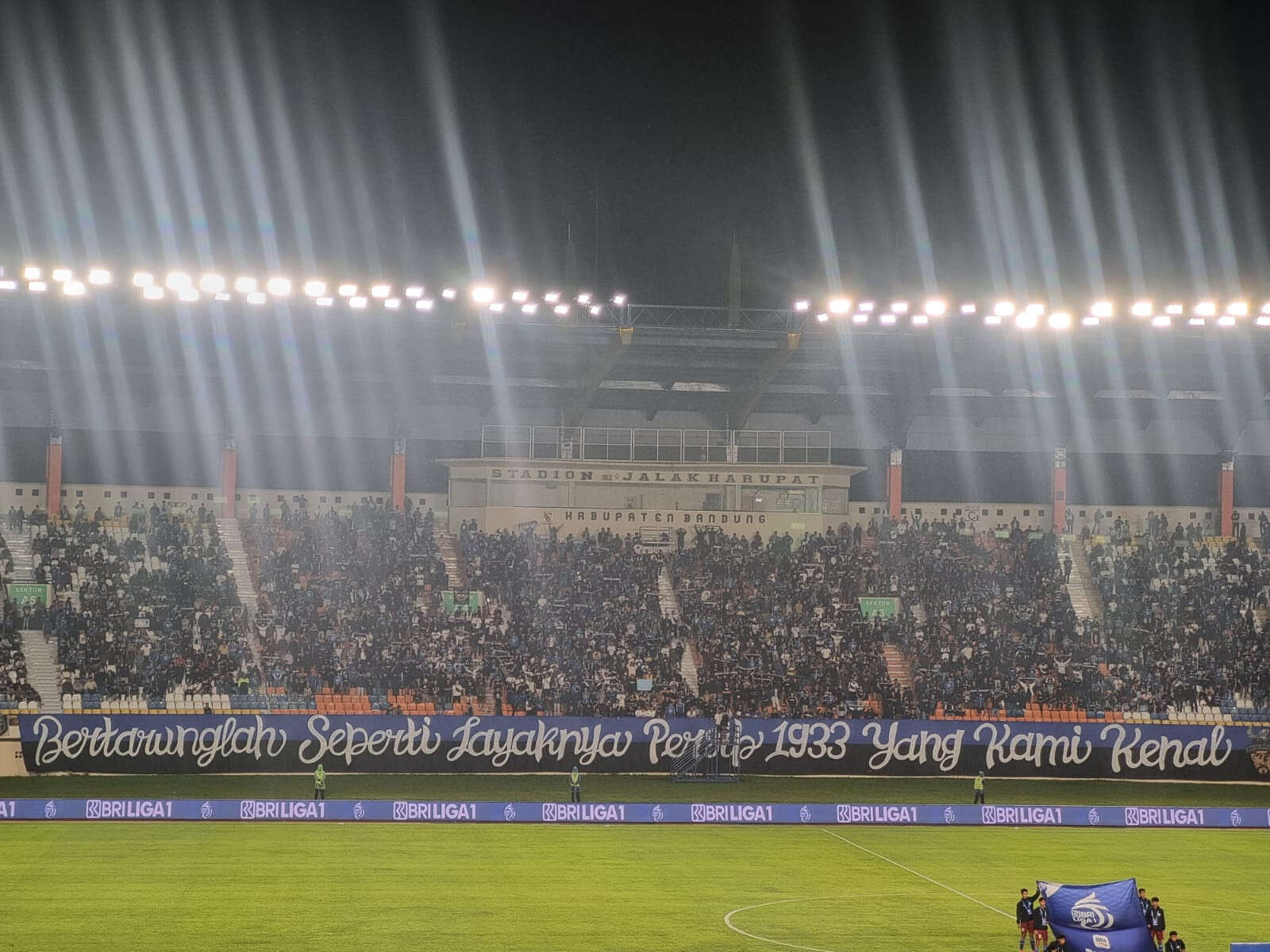 Suporter PSIS Ricuh Saat Laga Persib vs PSIS di Stadion Si Jalak Harupat, Polisi Salahkan Panpel