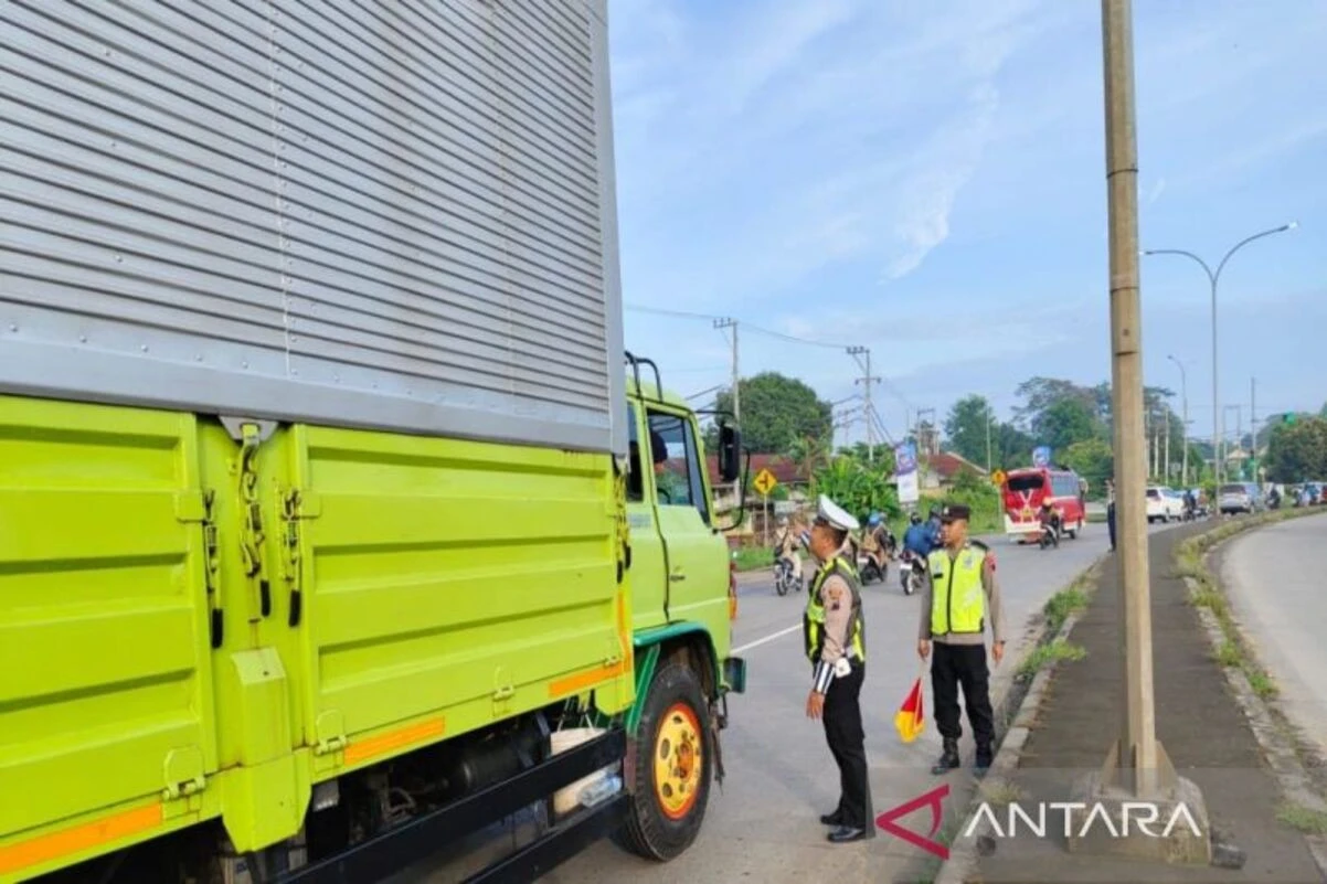 Truk Sumbu Tiga Dibatasi Melintas di Pantura Batang, Ini Jadwal dan Rute Alternatifnya