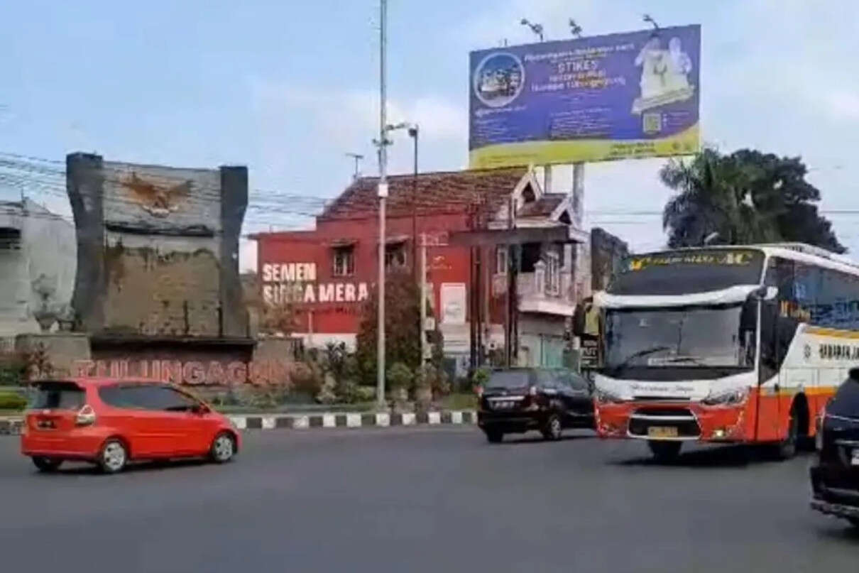 Kejar Waktu, Bus AKAP Terobos Lampu Merah di Tulungagung Ditilang Polisi