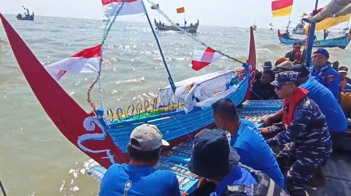Prajurit TNI AL Menyatu dengan 400 Nelayan dalam Sedekah Laut di Banyutowo Pati