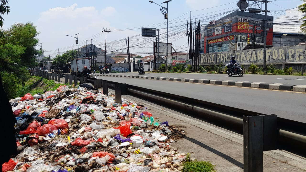 Penjelasan DLHK Depok Soal Tumpukan Sampah di Jalan Raya Bogor