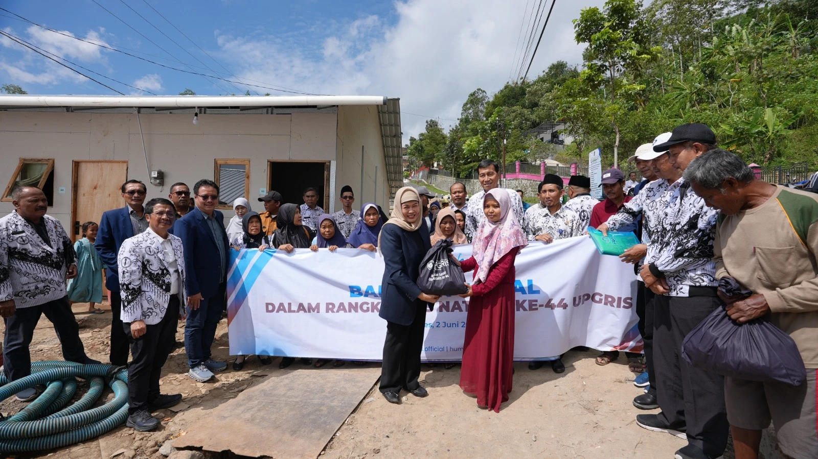 UPGRIS dan PGRI Jateng Salurkan Bantuan untuk Korban Tanah Bergerak di Brebes