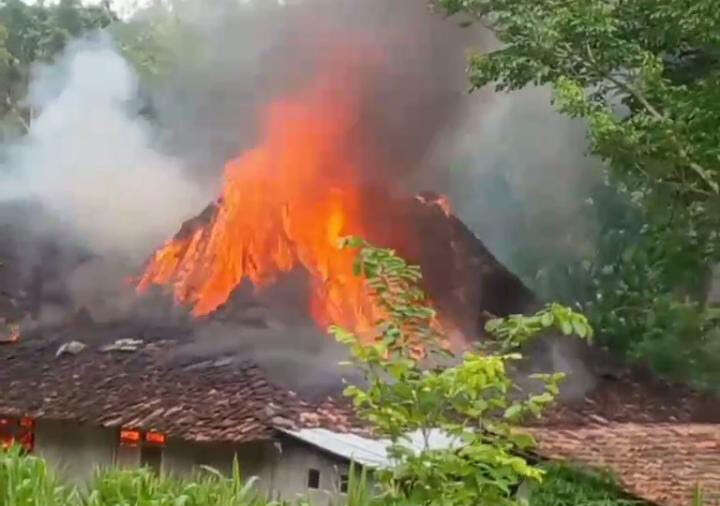 Rumah di Bantul Terbakar, Warga Mendobrak Pintu untuk Menyelamatkan Seseorang