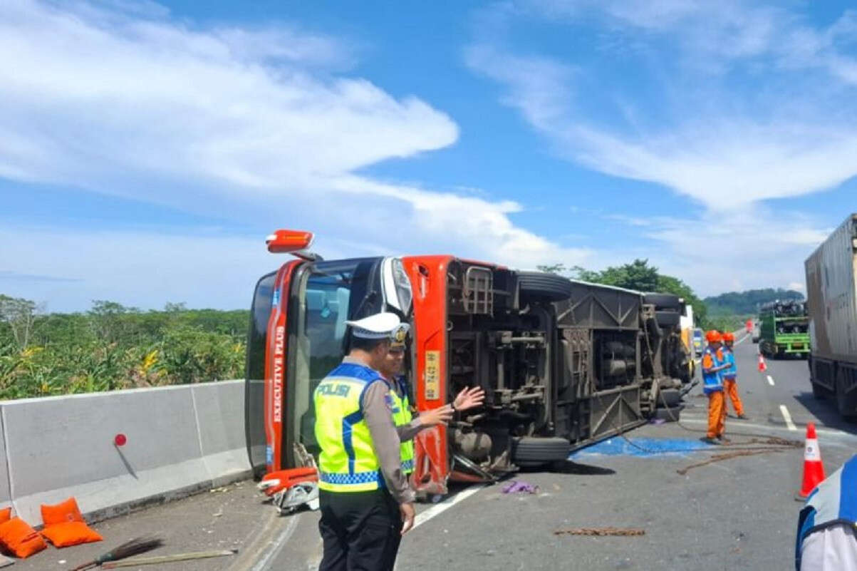 Bus Rosalia Indah Kecelakaan di Tol Semarang-Batang, 3 Penumpang Luka-luka