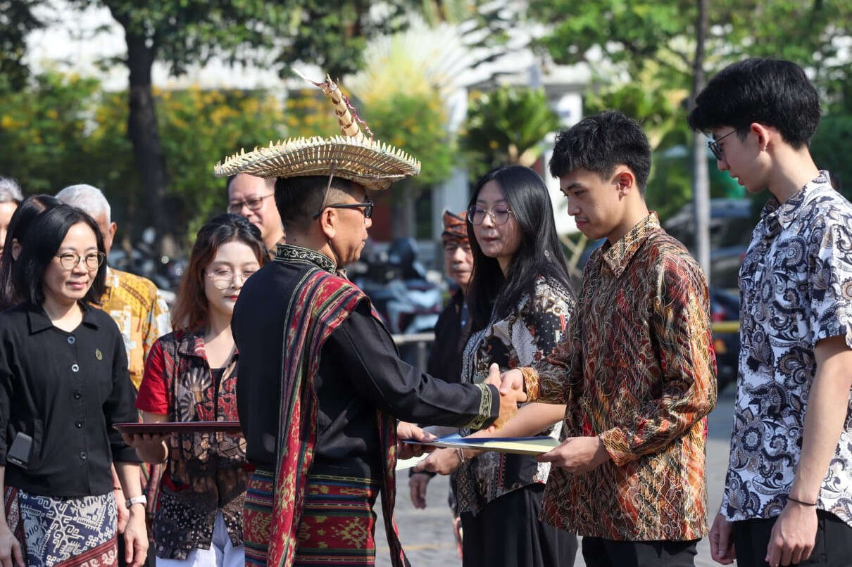 Hari Sumpah Pemuda, Ubaya Bagikan Beasiswa Kepada 2.165 Mahasiswa