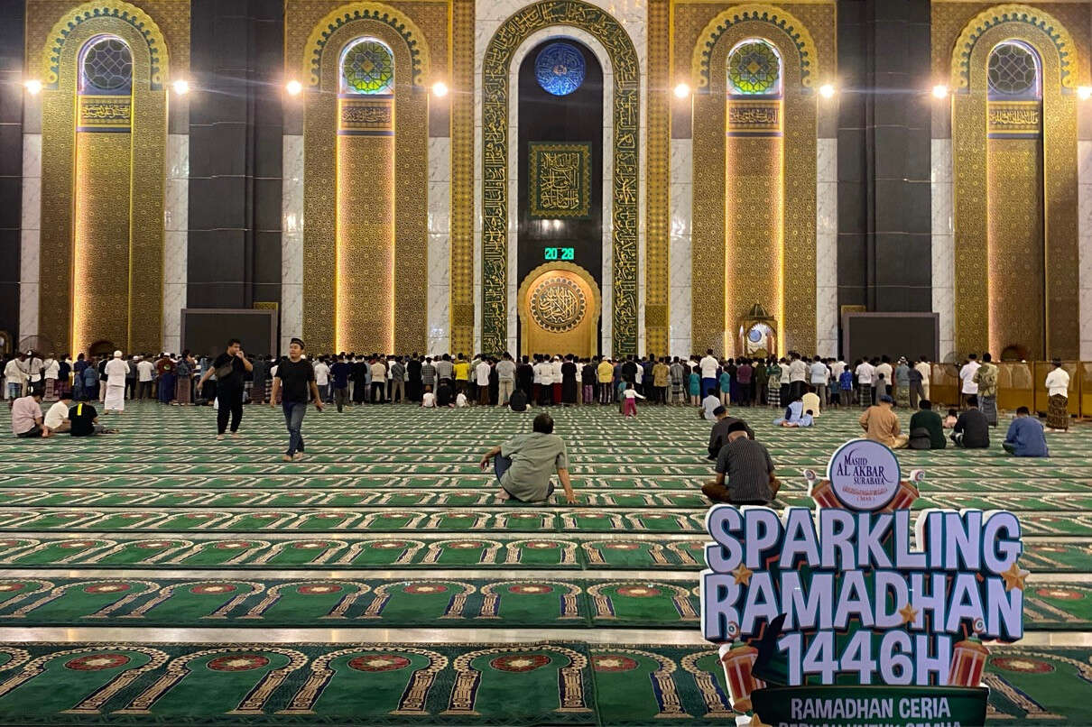 Tarawih di Masjid Al Akbar Surabaya Sepi, Hanya Diikuti 5.000 Jemaah