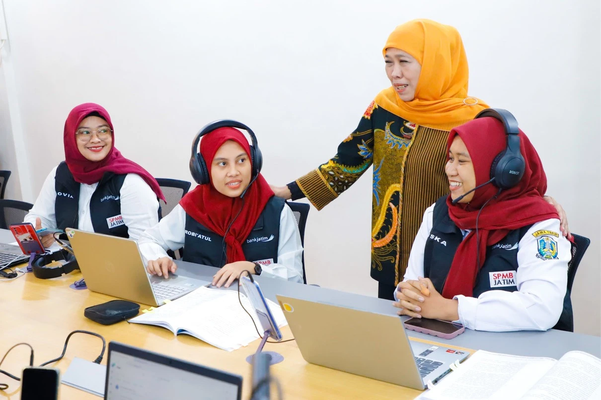 Khofifah Tinjau Posko SPMB 2025, Pastikan Layanan Optimal Meski Hari Libur