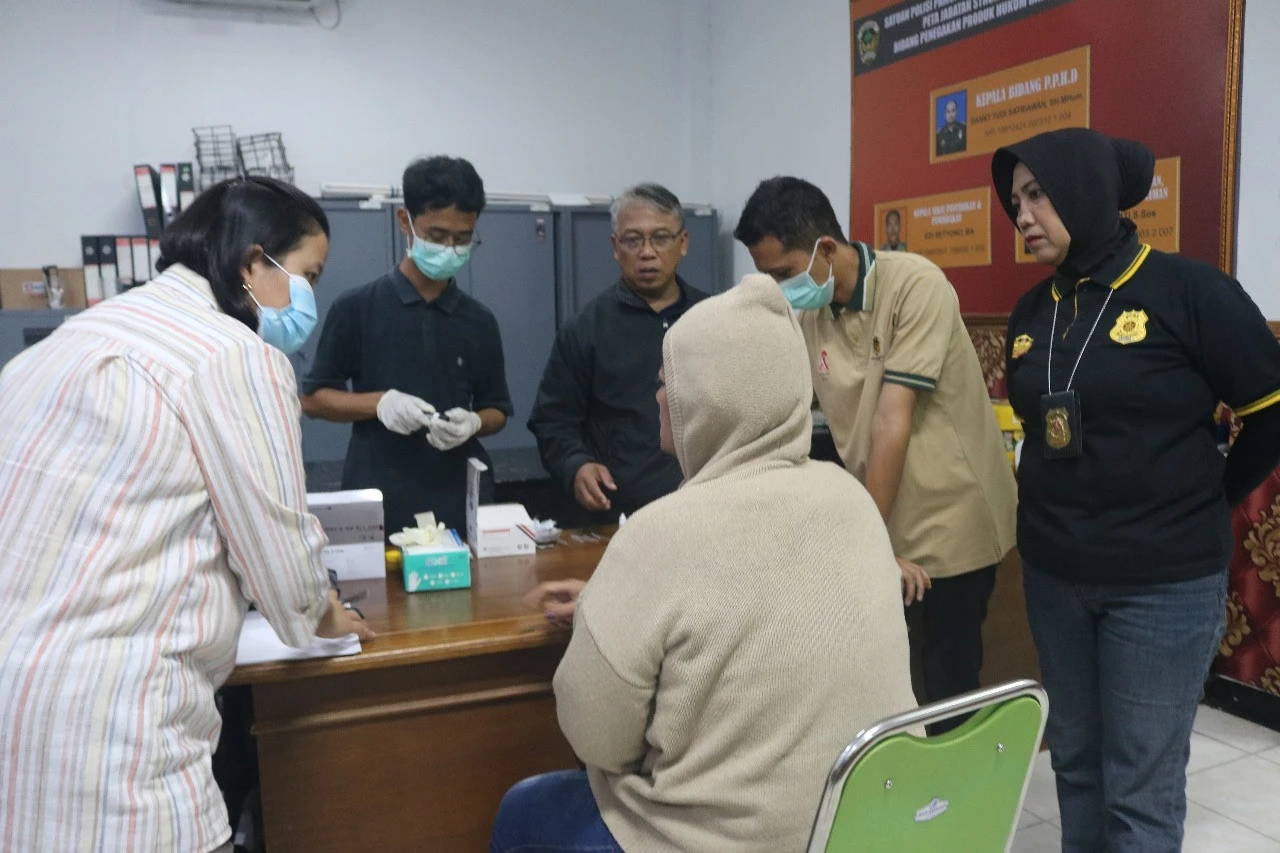Dinkes Kawal Pengobatan 2 Wanita Positif HIV Saat Razia Warung Remang-remang di Madiun