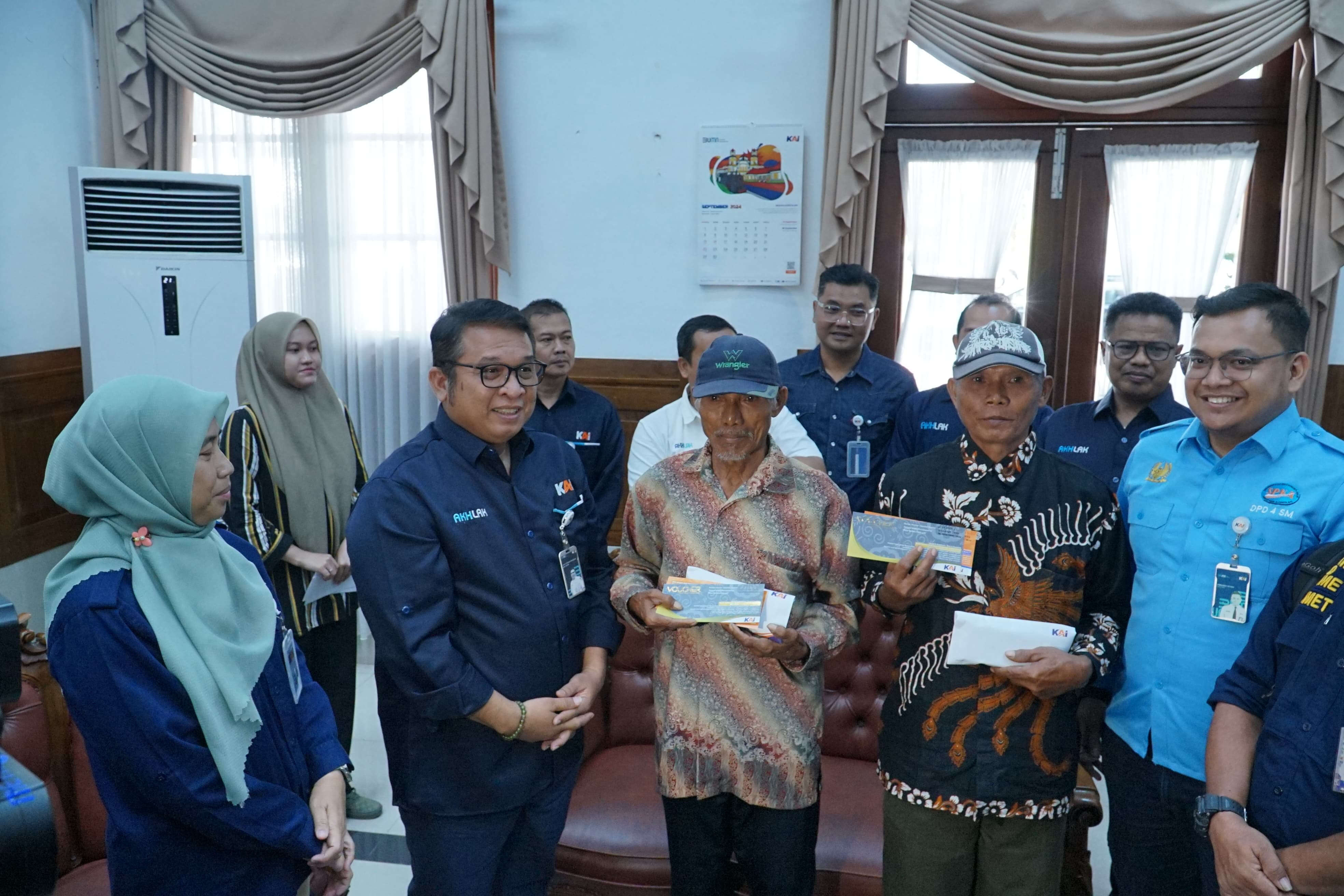 Selamatkan Ratusan Penumpang KA Darmawangsa dari Rel Putus, 2 Kakek Asal Blora Dapat Penghargaan