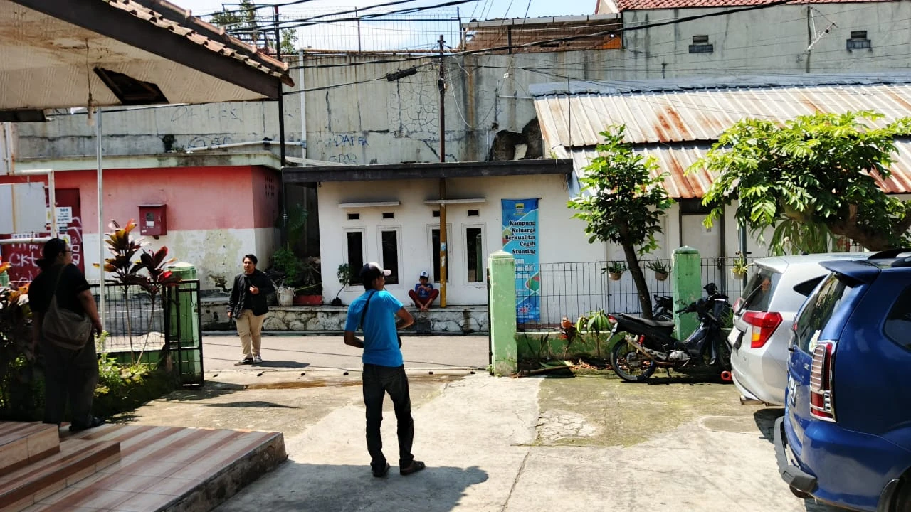 Viral, Pria Tidak Dikenal Nekat Bakar Keset Masjid dan Tusuk Warga di Bandung