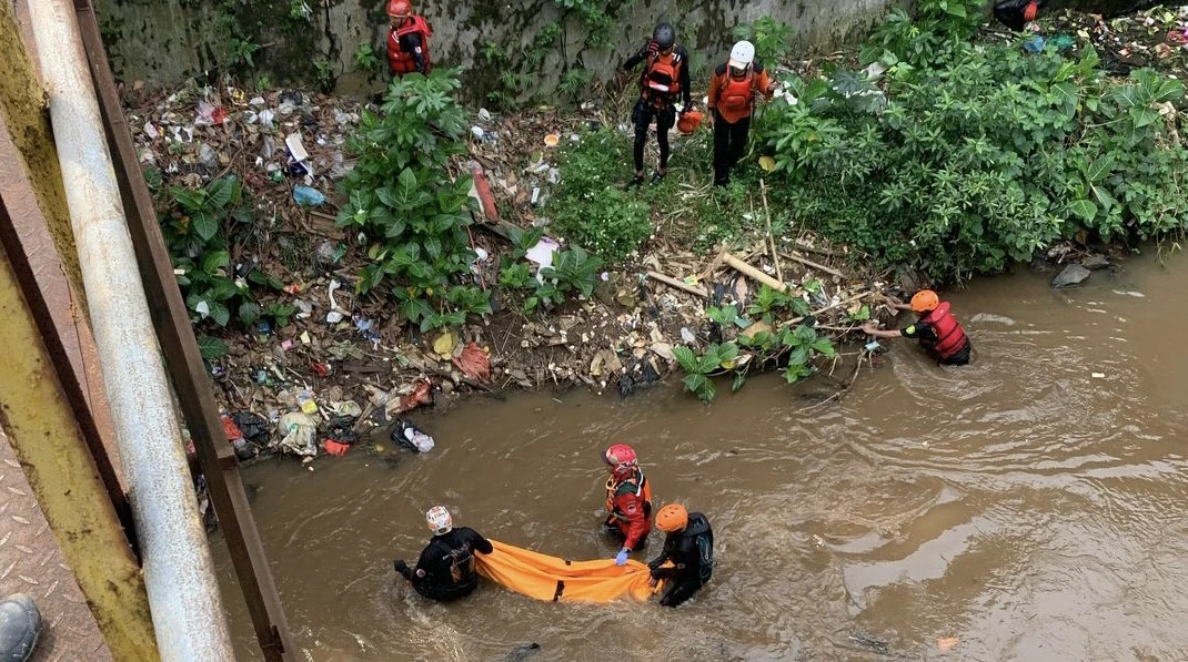 Hanyut di Sungai Kalibaru Depok, Balita 18 Bulan Ditemukan Tewas Tersangkut di Bambu