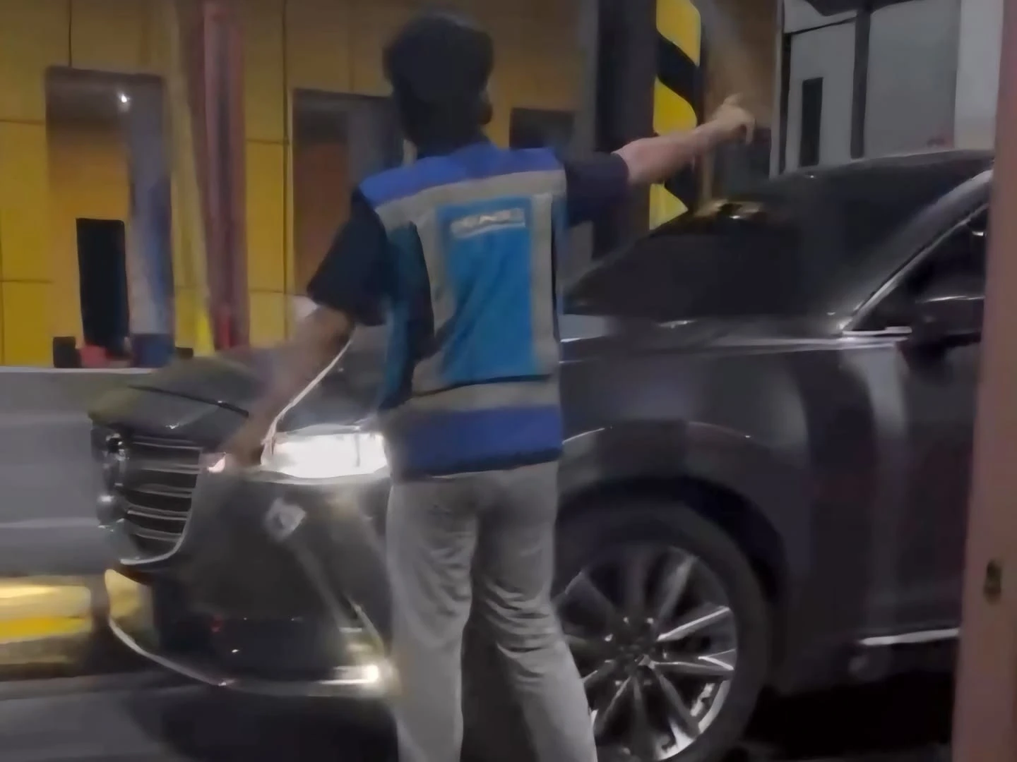 Mobil Mewah Terobos Palang Tol Gayamsari Semarang Tanpa Bayar, Aksinya Viral