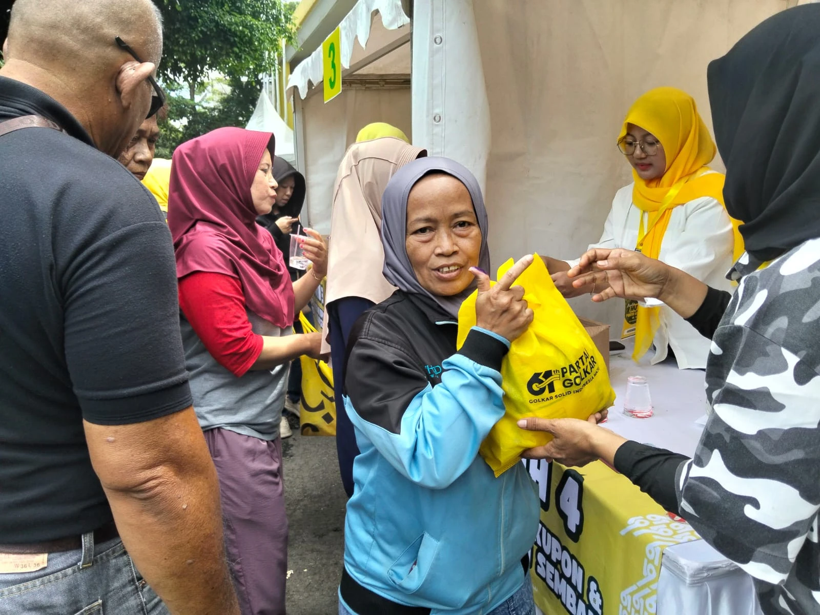 Golkar Jabar Menggelar Bazar Sembako Murah, Warga Antusias Antre Sejak Pagi