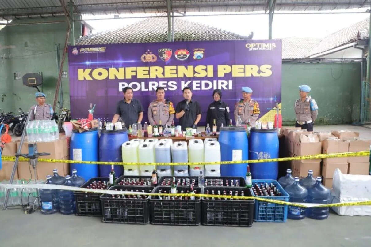 Polisi Bongkar Produksi Miras Oplosan di Kediri, 4 Pelaku Ditangkap