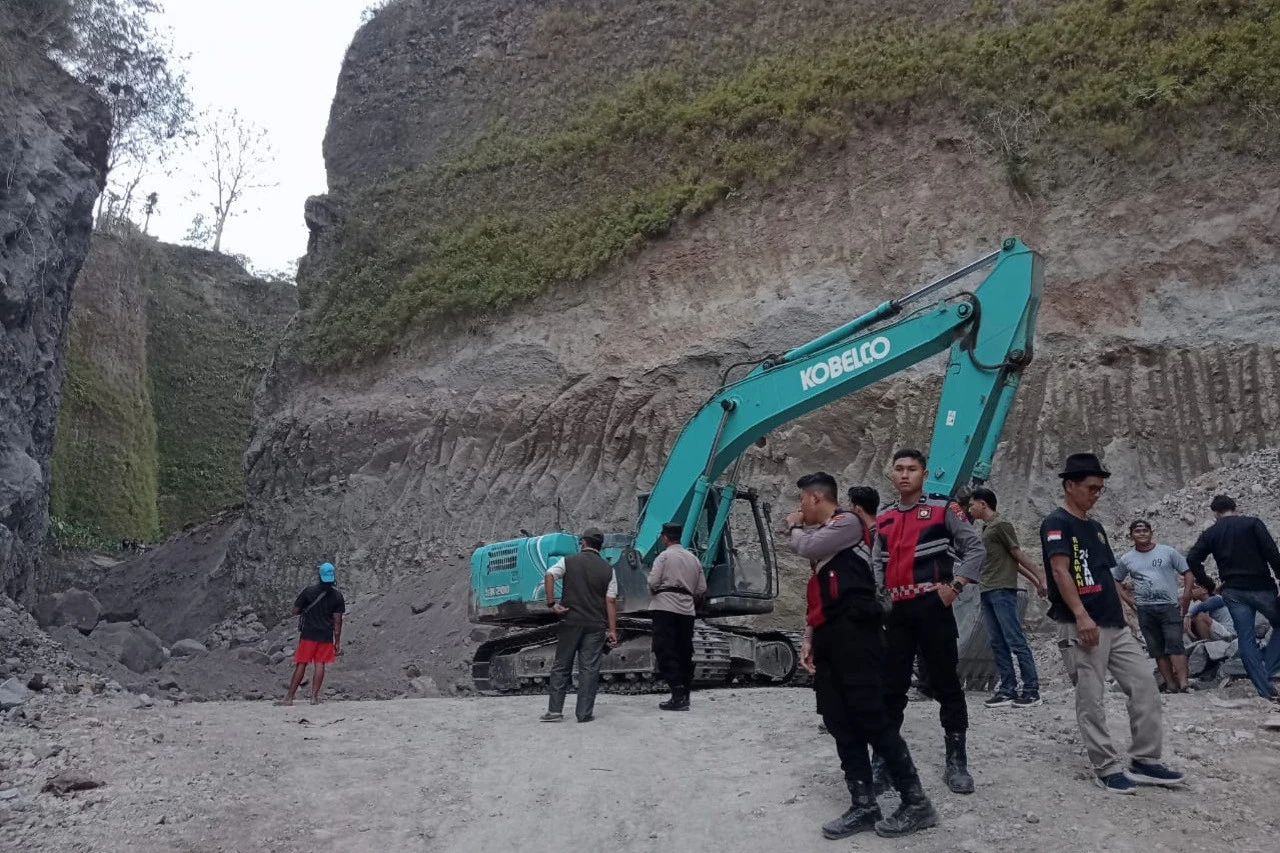 Pencarian Pekerja TambangTertimbun Material Longsor Belum Membuahkan Hasil