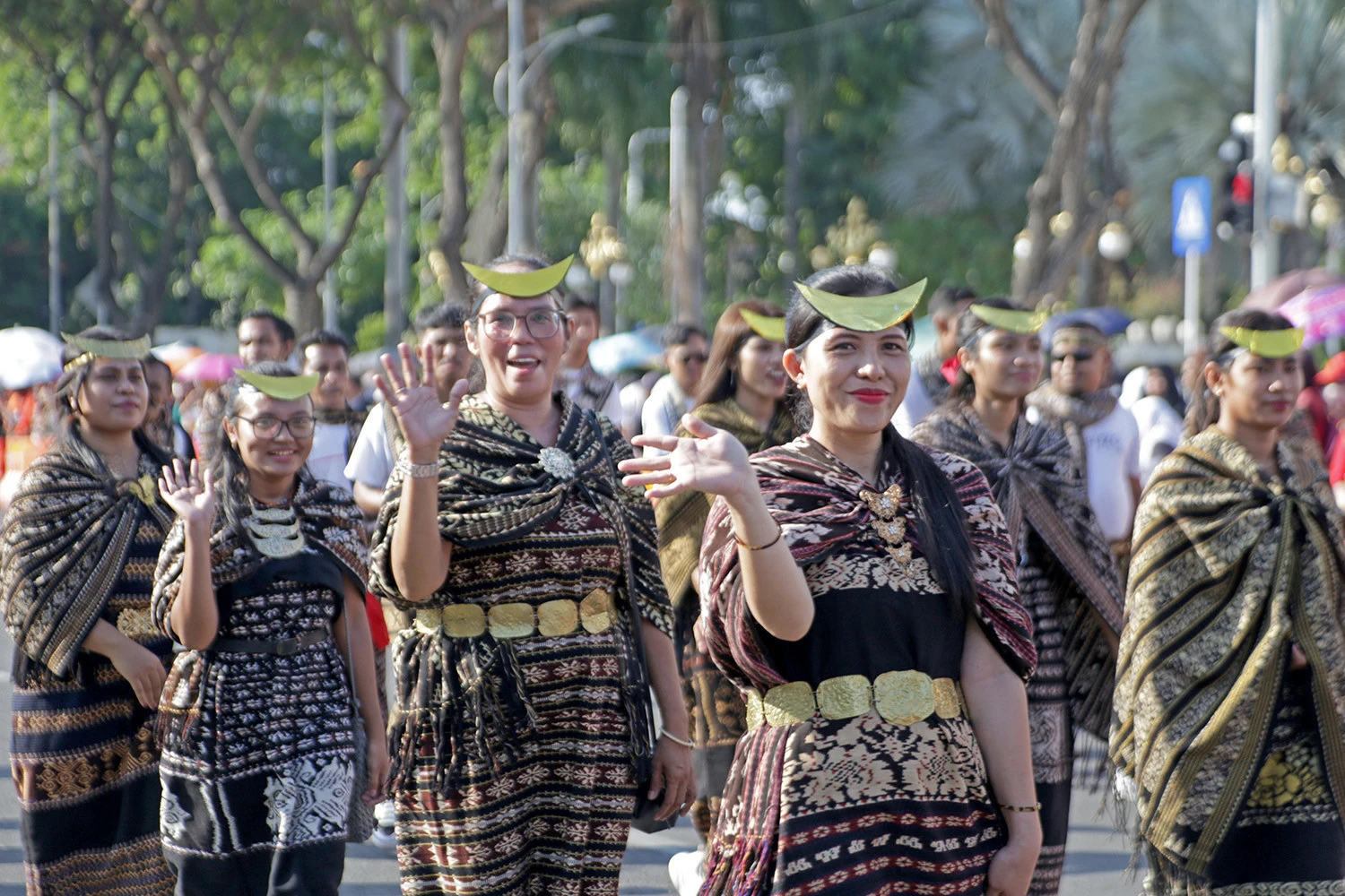 Wali Kota se-Indonesia Pamerkan Baju Adat dalam Karnaval Budaya di Surabaya