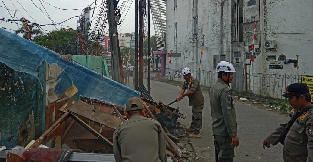 Satpol PP Depok Tertibkan 17 Bangunan Liar di Harjamukti