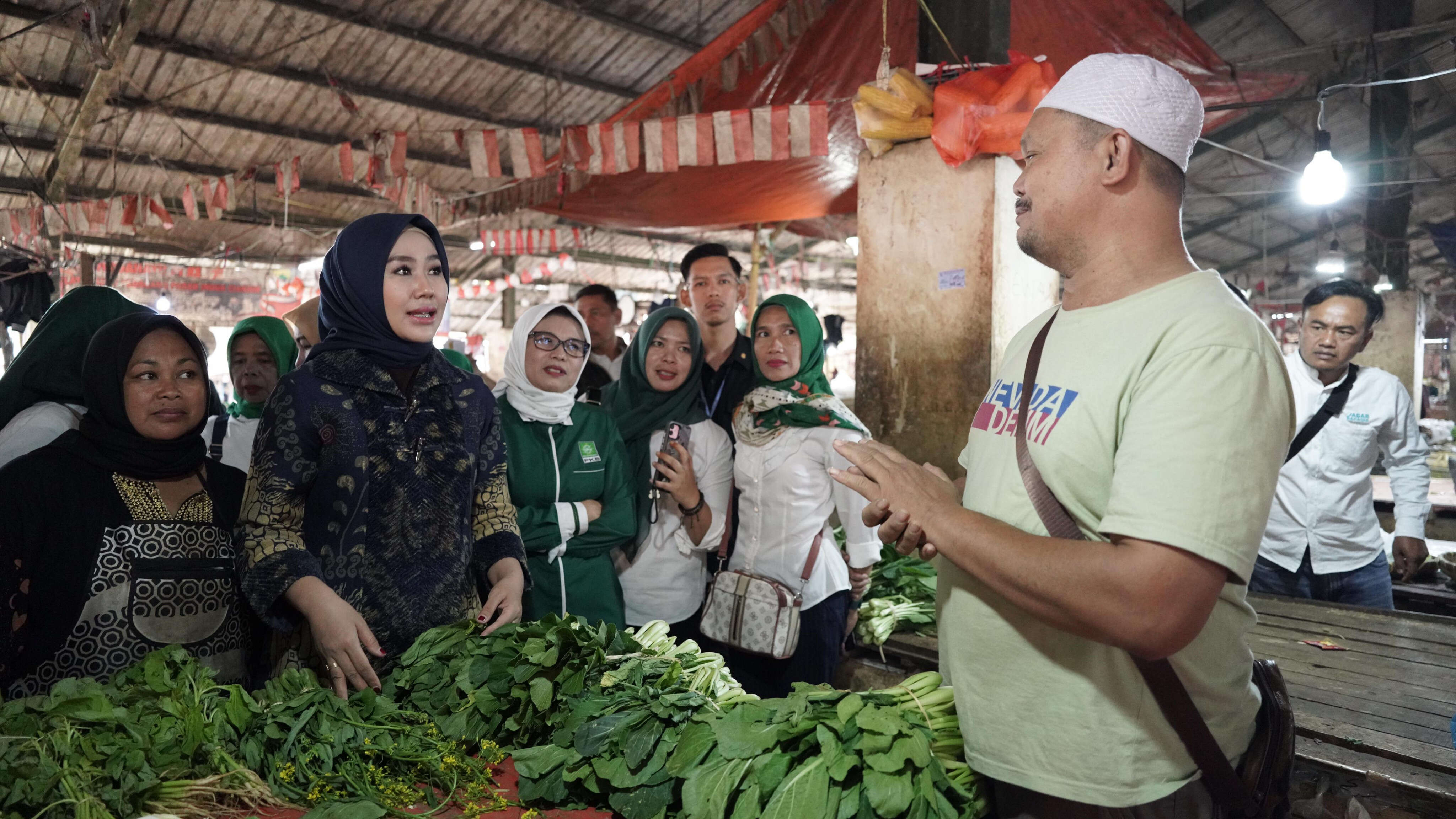 Gerebek Pasar Cianjur, Cawagub Gita KDI Kampanyekan Program UMKM dan Pasar Bahagia