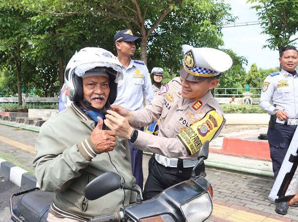 Tak Cuma Menilang, Polisi di Bantul Bagikan Helm Gratis