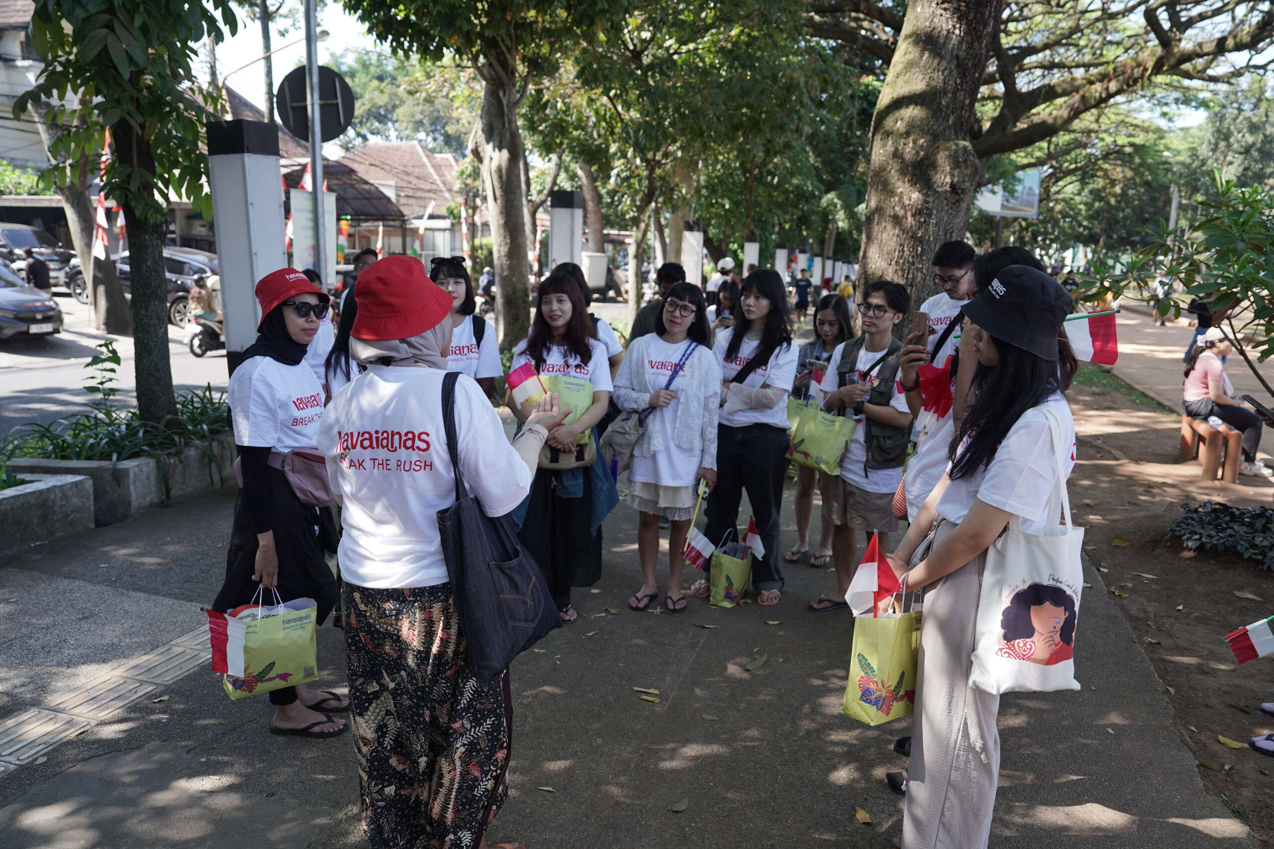 Havaianas City Walk: Ajak Warga Bandung Jalan-jalan ke Tempat Bersejarah