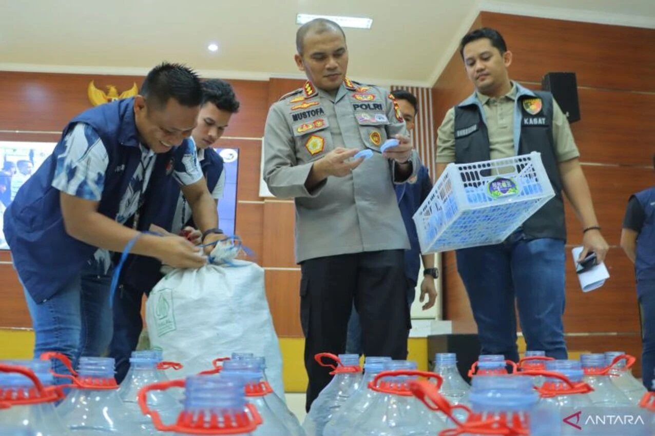 Polres Bekasi Tangkap Pemalsu Air Galon Le Minerale, Cuannya Hingga Rp70 Juta