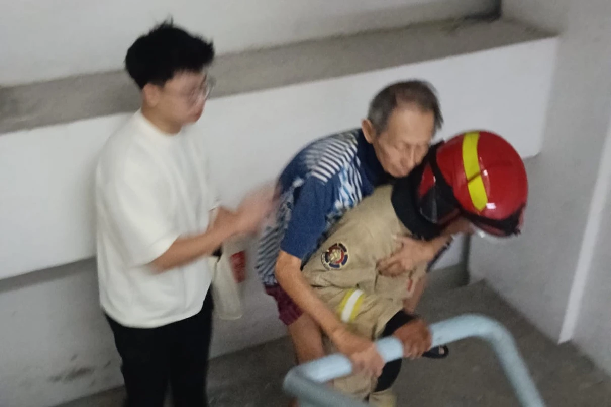 Kamar Apartemen Gunawangsa di Lantai 12 Kabakaran, Penghuni Panik, Petugas Sesak Napas