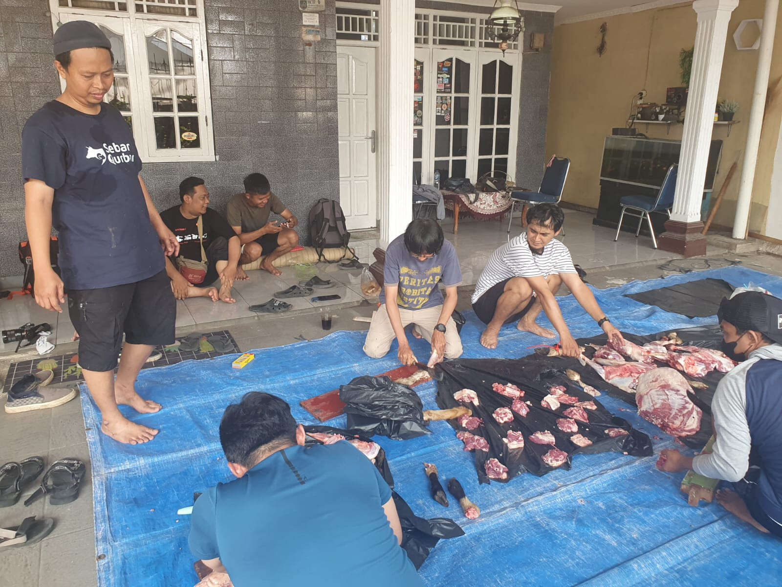 IJTI Depok dan Human Initiative Bagikan Daging Kurban ke Masyarakat dan Sopir Ambulans