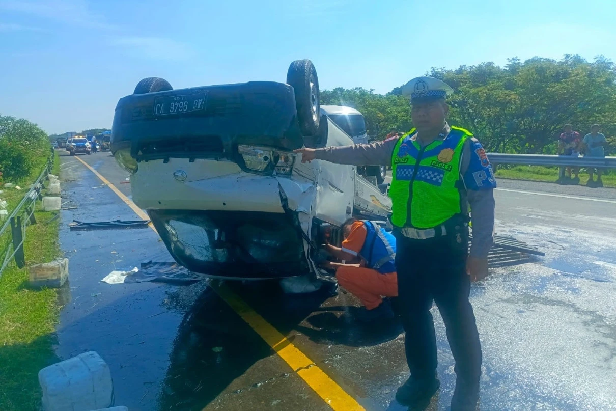 Pikap Muatan Minyak Pecah Ban dan Terguling di Tol Sumo, Sopir Tewas