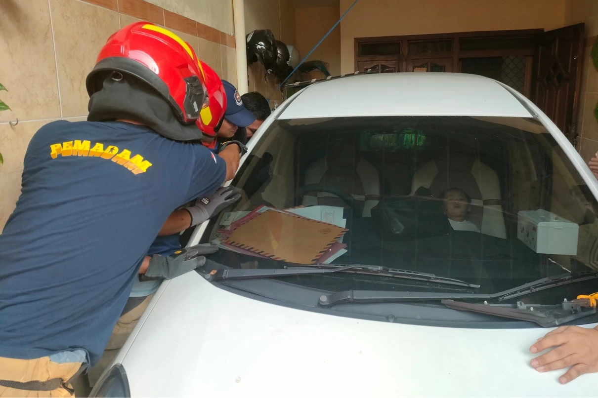 Balita di Surabaya Terjebak dalam Mobil, Evakuasi Berlangsung Menegangkan