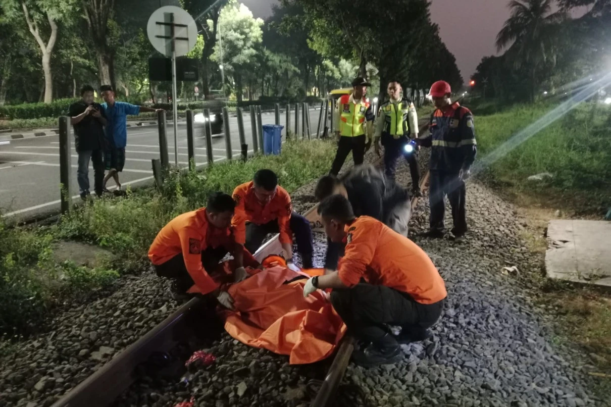 Pria Tanpa Identitas Tewas Tertabrak Kereta di Jalam Ahmad Yani, Begini Ciri-Cirinya