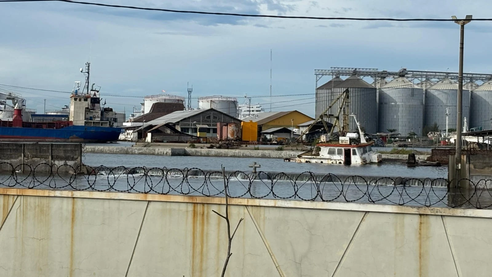 Rob Tinggi Sebabkan Pagar Pelabuhan Tanjung Emas Jebol 25 Meter