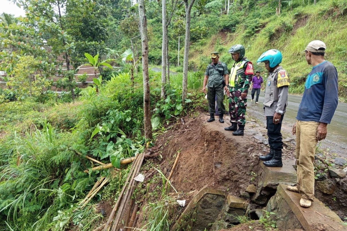 9 Wisatawan Terperosok Jurang Saat Berteduh di Bangunan Bekas Warung Kediri, 1 Tewas